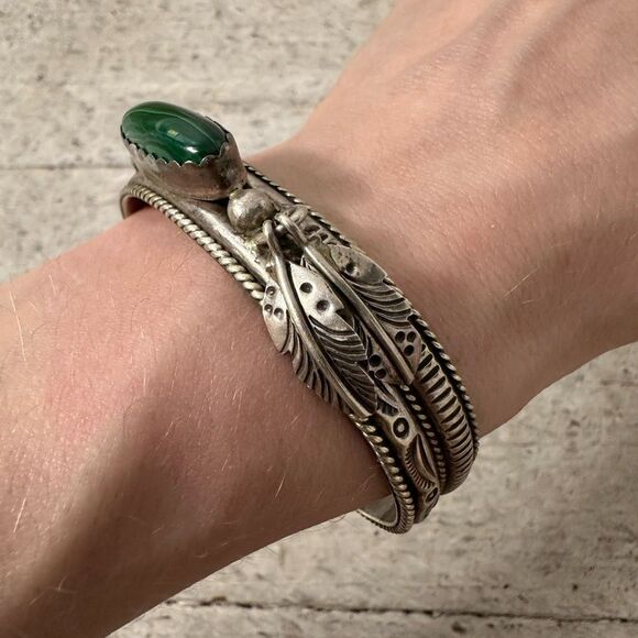 Vintage A.J Platero Navajo Feather Dangle Malachite Ciff Bracelet - Picture 2 of 8